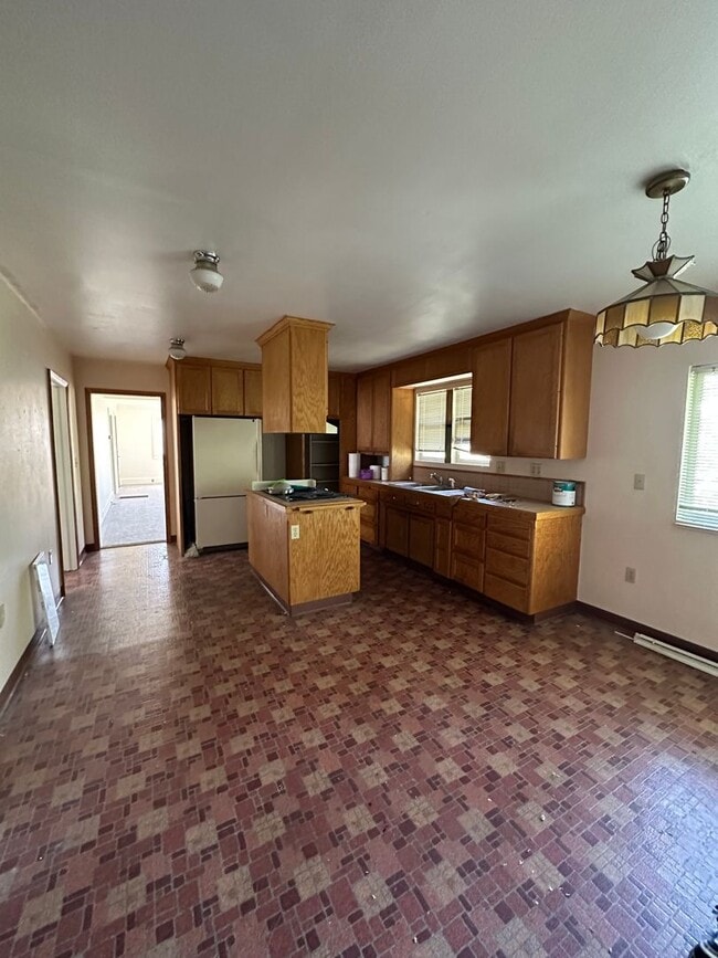 Building Photo - Roseburg 2 bedroom 2 bath home