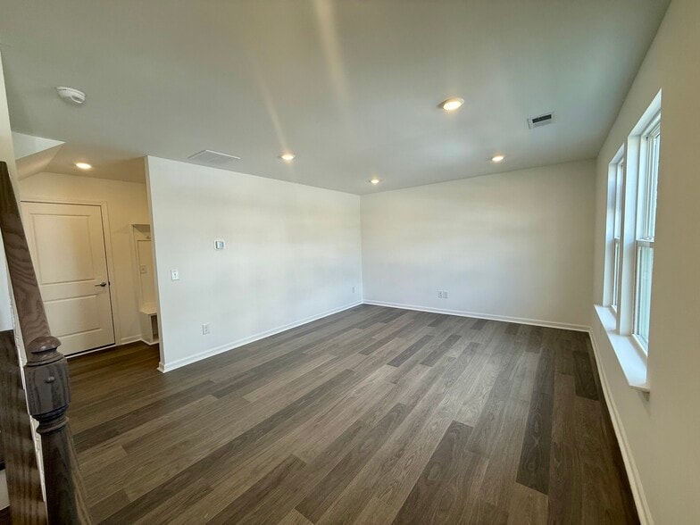 Flex Room - 414 Silver Star Blvd