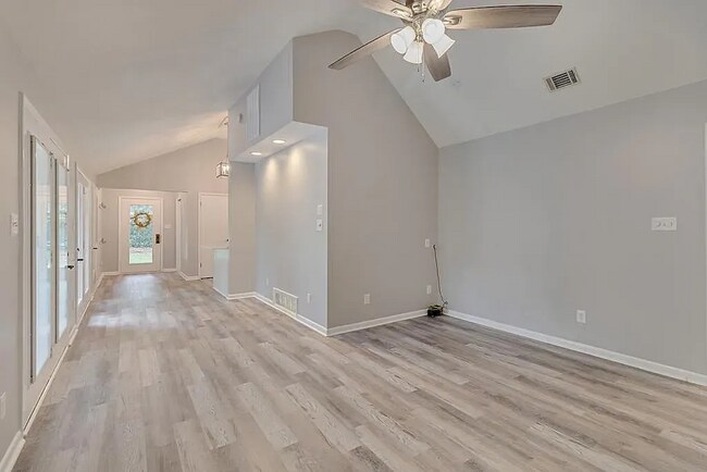 Building Photo - $500 co-op feet to any agent who brings a qualified/approved applicant to rent this home. Beautif...