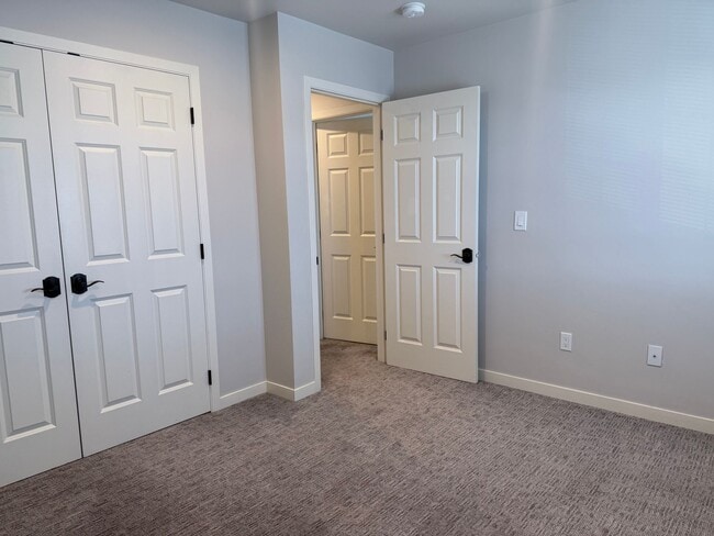 Building Photo - Stunning 4 Bedroom Townhome - $500 SPECIAL MOVE IN CREDIT
