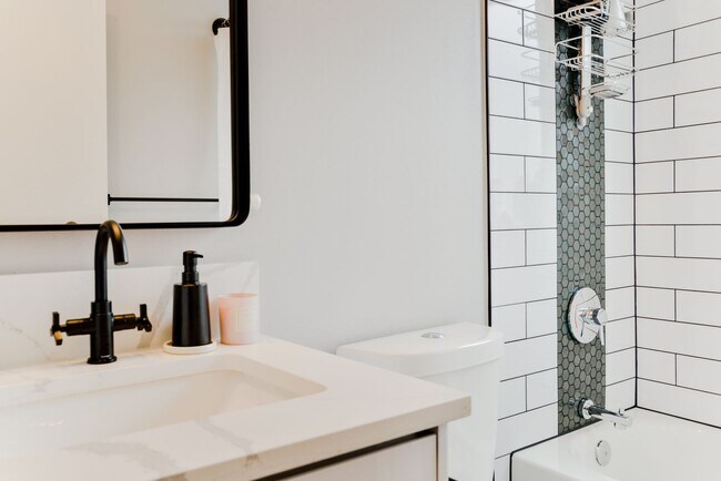 Building Photo - Modern 3 bed/ 2.5 bath townhome in Ballard!