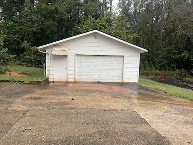 Building Photo - Tons of space and room to entertain!!