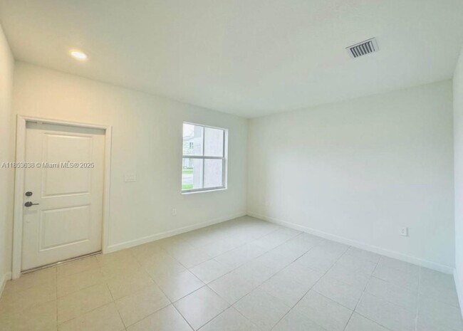 Building Photo - 1658 SE 26th Ter