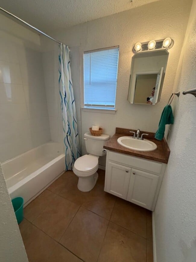 Building Photo - 202 W Cotter St