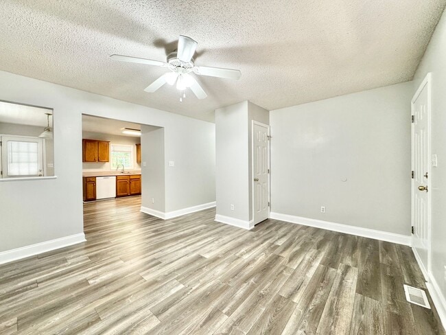 Building Photo - 3 BR Unit Near Shoppes on Elm