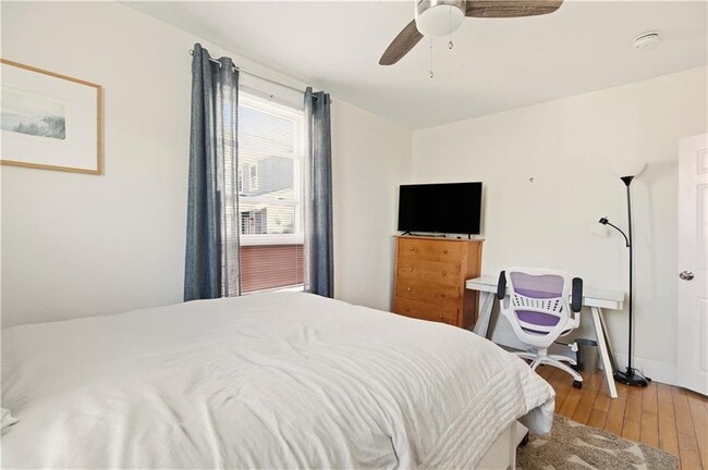 Building Photo - 13 Holland St