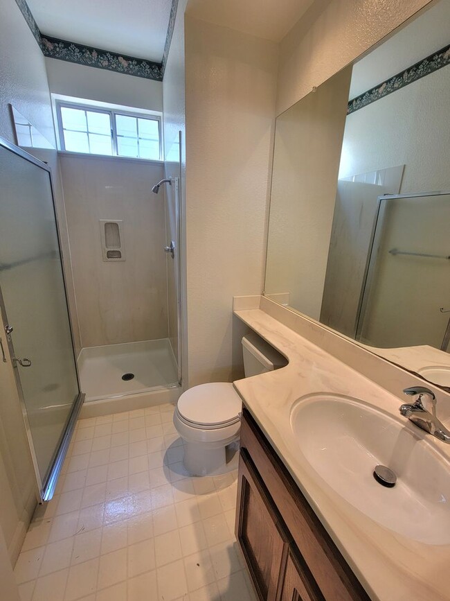 Building Photo - Lovely and Spacious 4-bedroom Beauty in De...