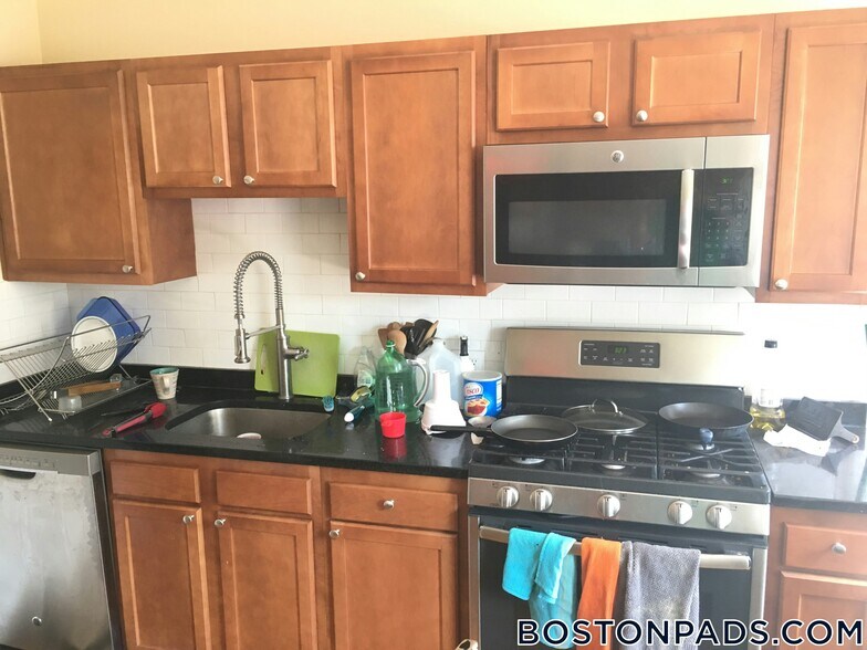 Building Photo - 256 Summer St