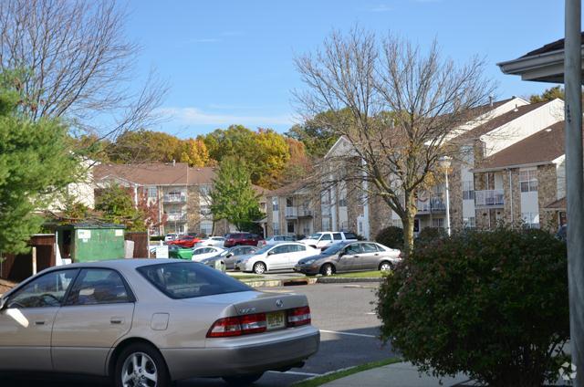 Parking Area - Briar Park Apartments