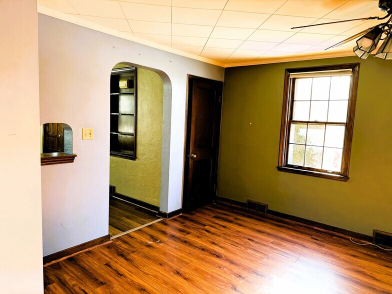 Building Photo - 915 Perry Hwy