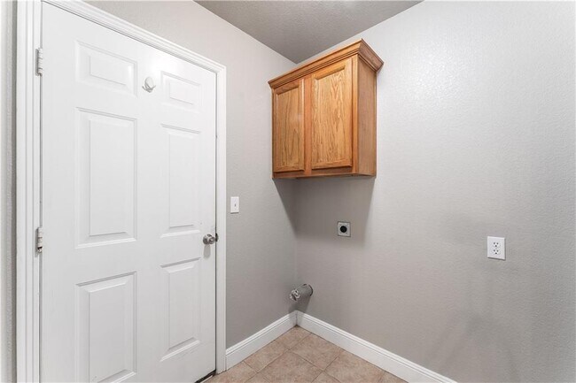 Building Photo - 521 Redbud St
