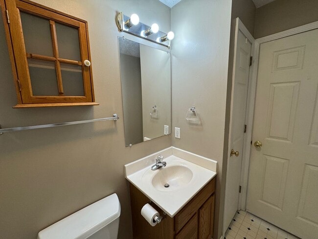 Building Photo - Candler - 2 Bedroom Available Now