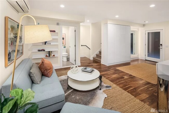 Building Photo - Stunning 2 Bed 3 Bath Home in Queen Anne
