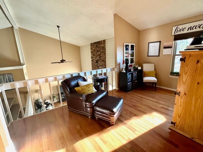 Building Photo - Well maintained 4 bedroom home available in the Rockrimmon area!