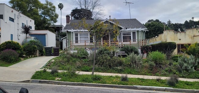 Building Photo - Glendale Awaits You