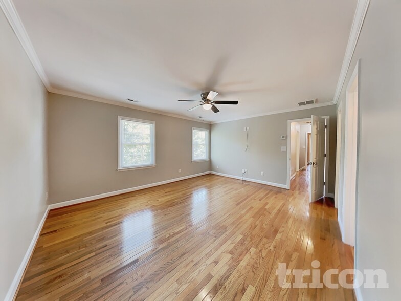 Building Photo - 3200 Oliver Dr
