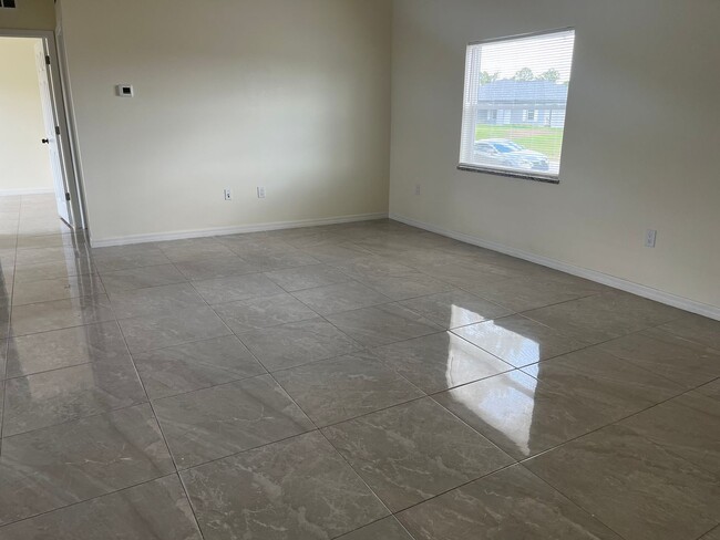 Building Photo - 3br 2 ba Awesome Location off Sunshine Blvd