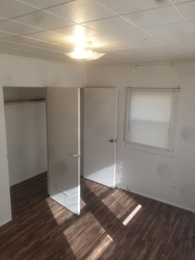 Building Photo - 2 bedroom home available in Rockford