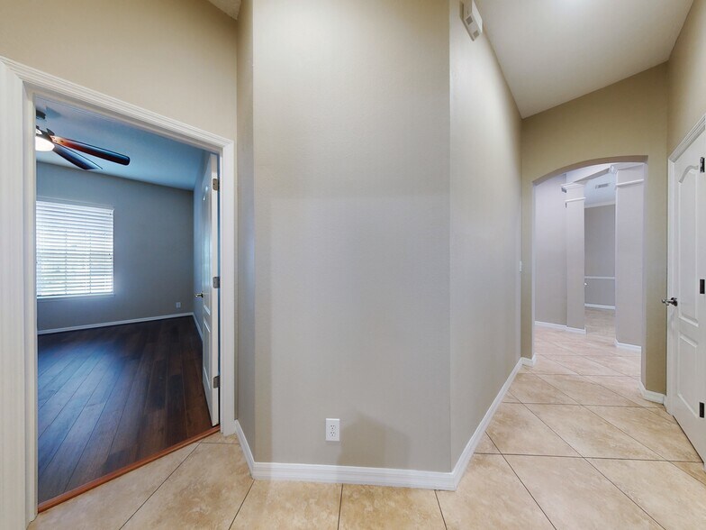 Building Photo - 610 Victoria Hills Dr