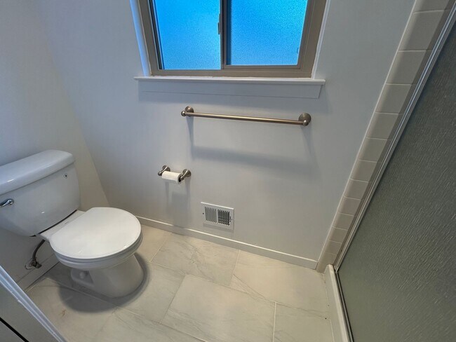 Building Photo - Spacious 4-Bedroom 2.5 Bath Single-Story H...