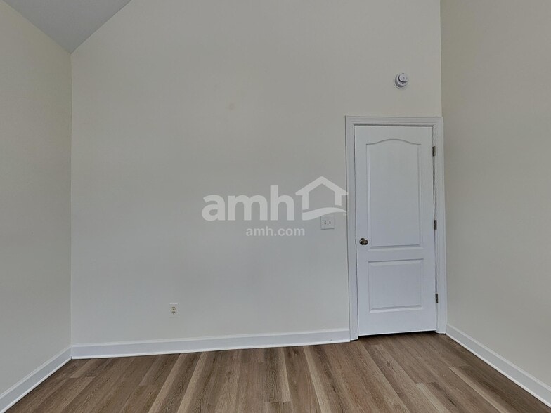 Building Photo - 560 Summit Way