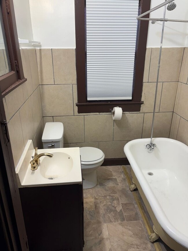 Building Photo - Great 2 Bedroom Available- $1,100