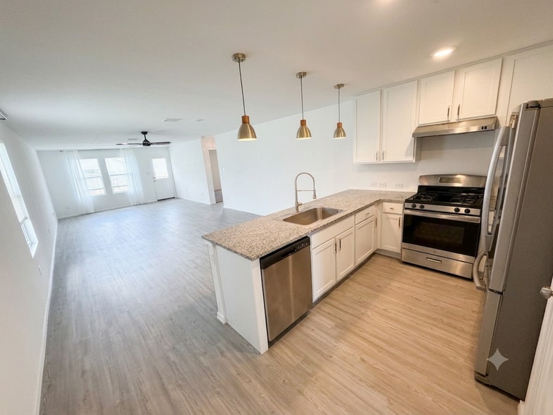 Building Photo - 5410 Daphne Path