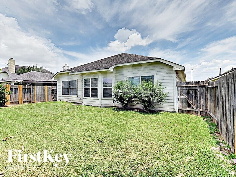 Building Photo - 19707 Cozy Cabbin Dr