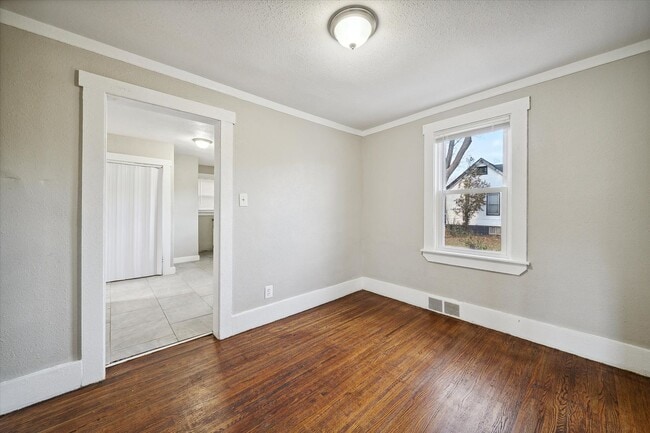 Building Photo - Cute 2 Bed 1 Bath Remodeled Home W/basemen...