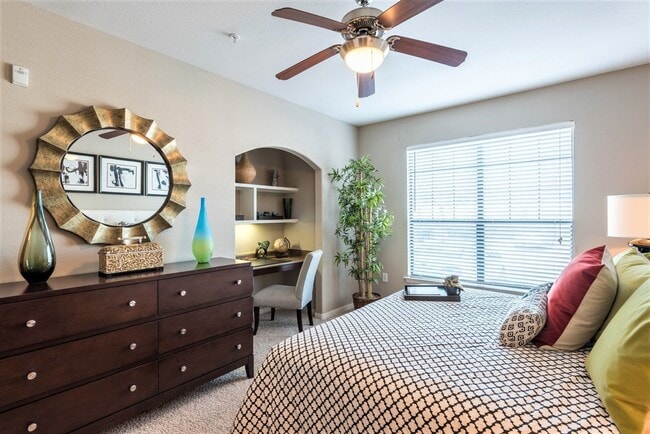 Building Photo - Elevated Lifestyle, With 1 Month Complimen...