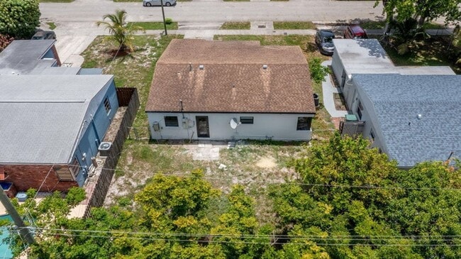 Building Photo - 5409 NE 4th Ave