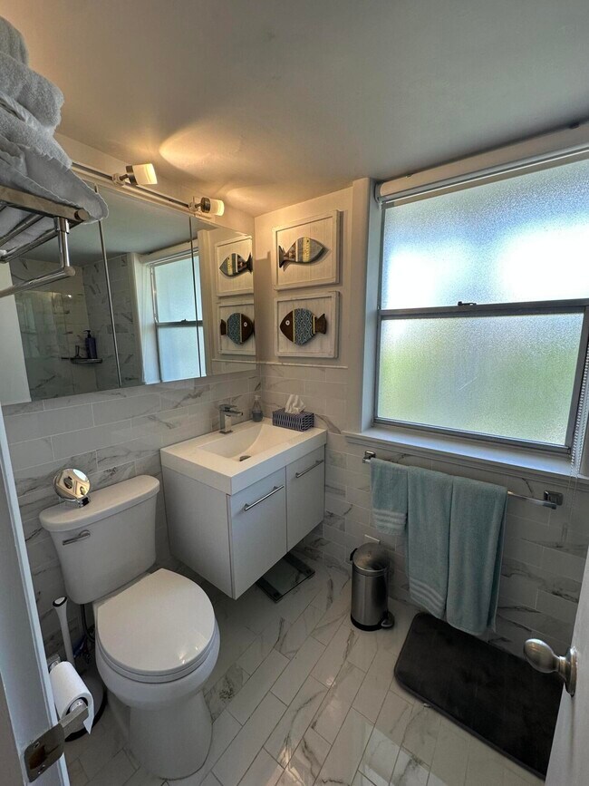 Building Photo - 1221 Hillsboro Mile