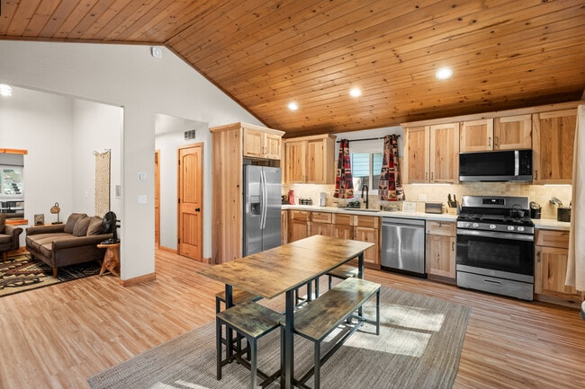 Building Photo - 1025 E Country Club Blvd