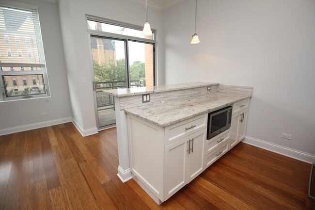 Building Photo - 1609 W Warren Blvd