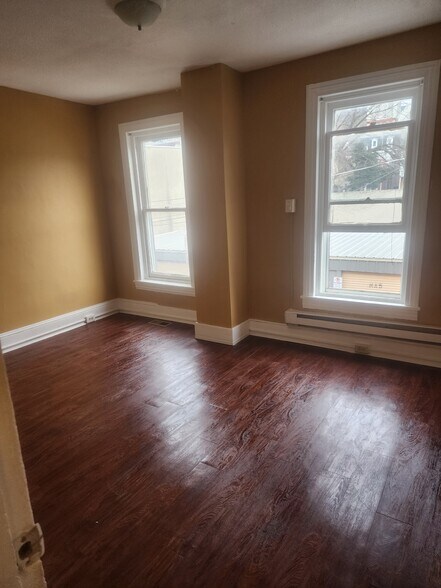 Building Photo - 40 Maple St