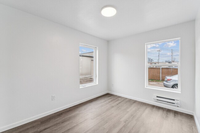 Building Photo - 913