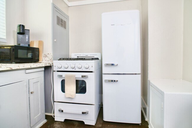 Building Photo - Furnished 2 Bedroom walking distance to Historic 4th Ave!