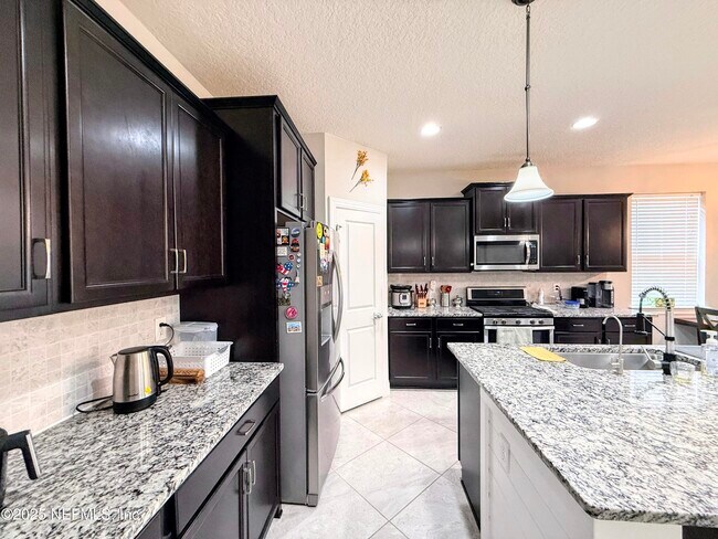 Building Photo - 119 Broomsedge Cir
