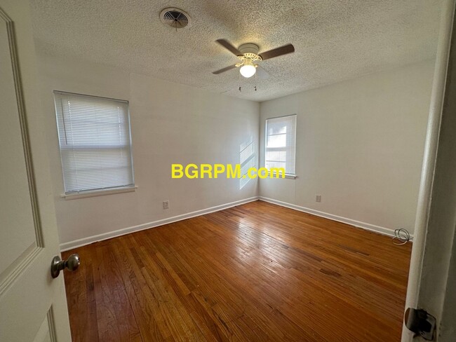 Building Photo - 3 Bedroom, 1 Bath, Jacksonville Home