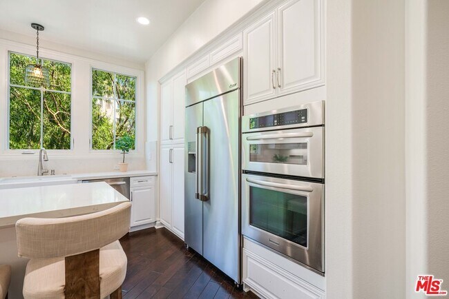 Building Photo - 6241 Crescent Park W