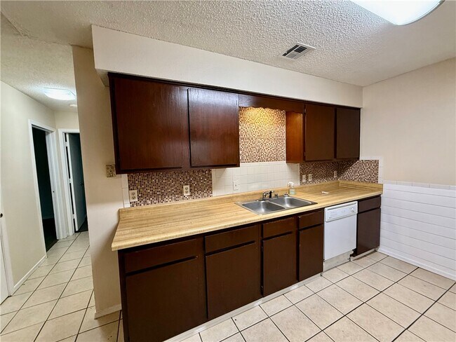 Building Photo - 930 N Century Dr