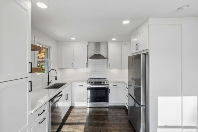 Building Photo - 902 Broadmoor Dr