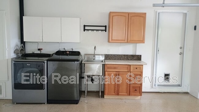 Building Photo - 255 Camino Del Cerro Grande