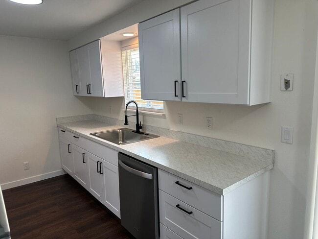 Building Photo - Beautifully updated 2 bedroom 1 bathroom d...
