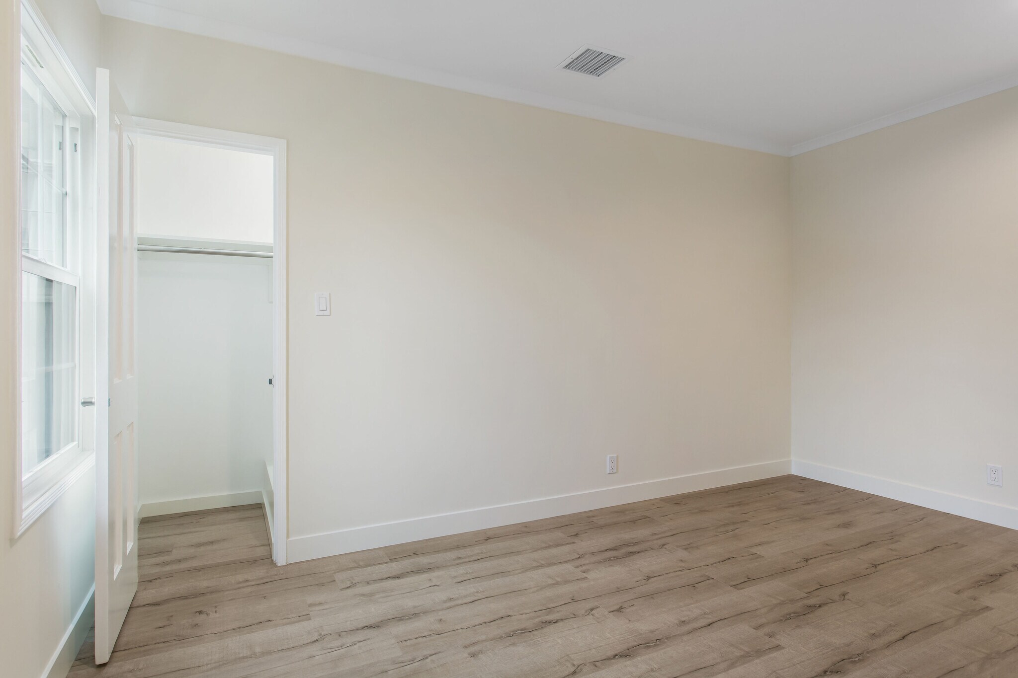 Building Photo - 10526 Eastborne Ave
