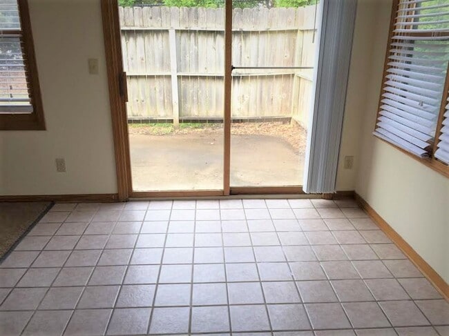 Building Photo - Perfect location 3 bed 2 bath with fenced in back yard and two car garage!