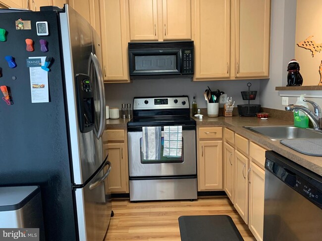 Building Photo - Charming Townhome-Style Condo with Garage ...
