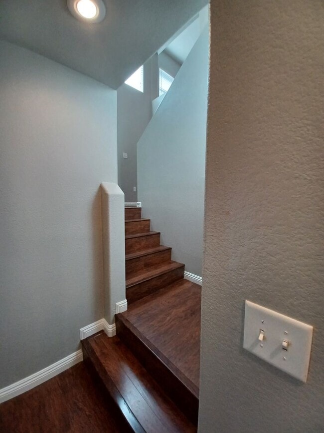 Building Photo - Spacious Tri-Level Home with 4 Bedrooms & ...