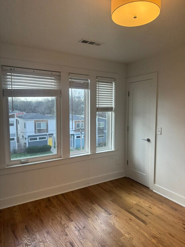 Building Photo - 1822 16th Ave N