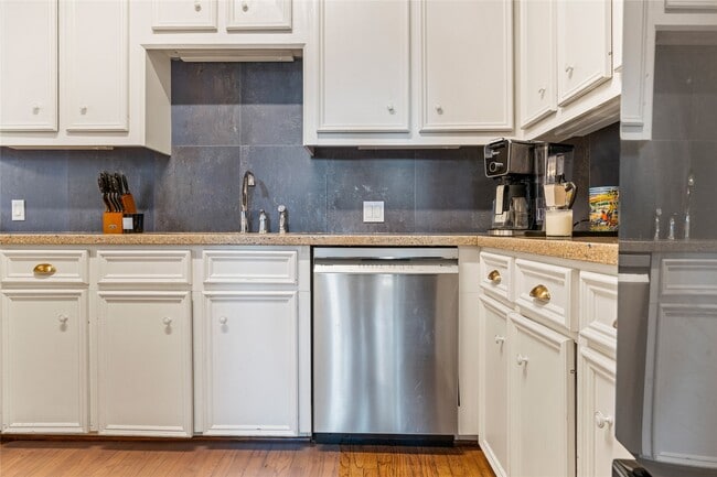 Building Photo - 6732 Vanderbilt St